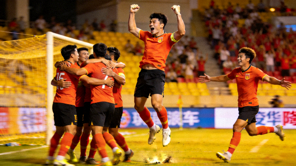 郭田雨头球绝杀后与队友庆祝的激动时刻