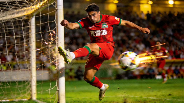 克雷桑首开纪录的精彩凌空抽射瞬间