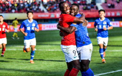 穆谢奎单刀破门后与队友埃沃洛拥抱庆祝