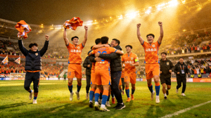 山东泰山全队赛后庆祝胜利