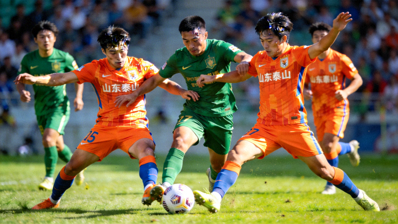 山东泰山与北京国安球员在比赛中激烈拼抢的瞬间