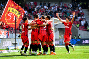 上海海港全队庆祝绝杀进球后拥抱在一起