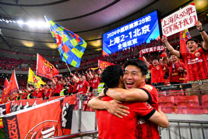 上海体育场主场球迷庆祝胜利的壮观场面