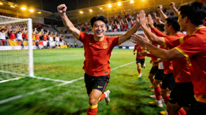 张稀哲点球破门后庆祝
