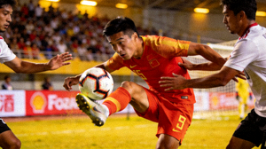 张玉宁门前抢点扳平比分瞬间