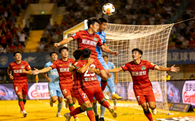 浙江队梁诺恒头球破门瞬间，多名球员庆祝