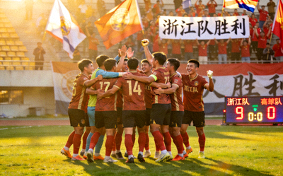 浙江队全场比赛结束后，球员们围成一圈庆祝胜利