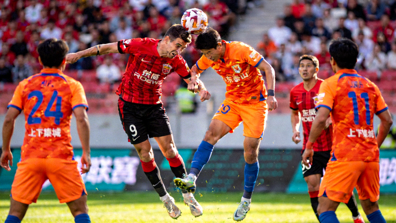 上海海港对阵山东泰山比赛中，球员激烈争抢头球的瞬间